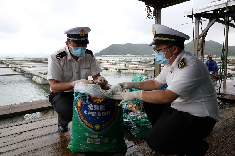 宁波海关所属象山海关查验关员开展活鱼用饲料质量安全监测-20210805林燕摄（3）